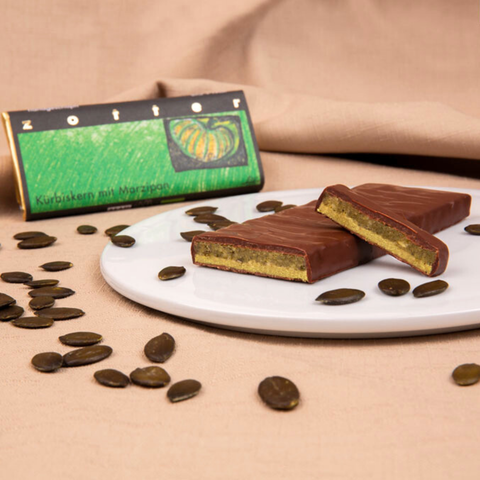 Zotter Schokolade handgeschöpft Kürbiskern mit Marzipan, alkoholhaltig, 70 g